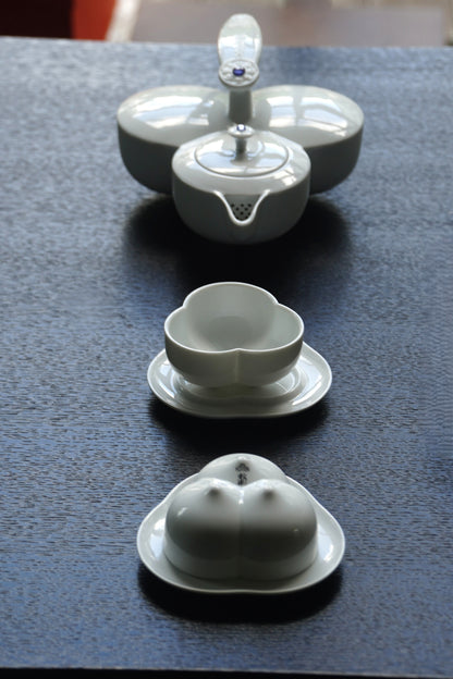 《三星高照》茶具俯視圖，展現圓滿構成與雅致擺設
Overhead view of “Three Blessings in Harmony” tea set showing balanced design and harmonious layout