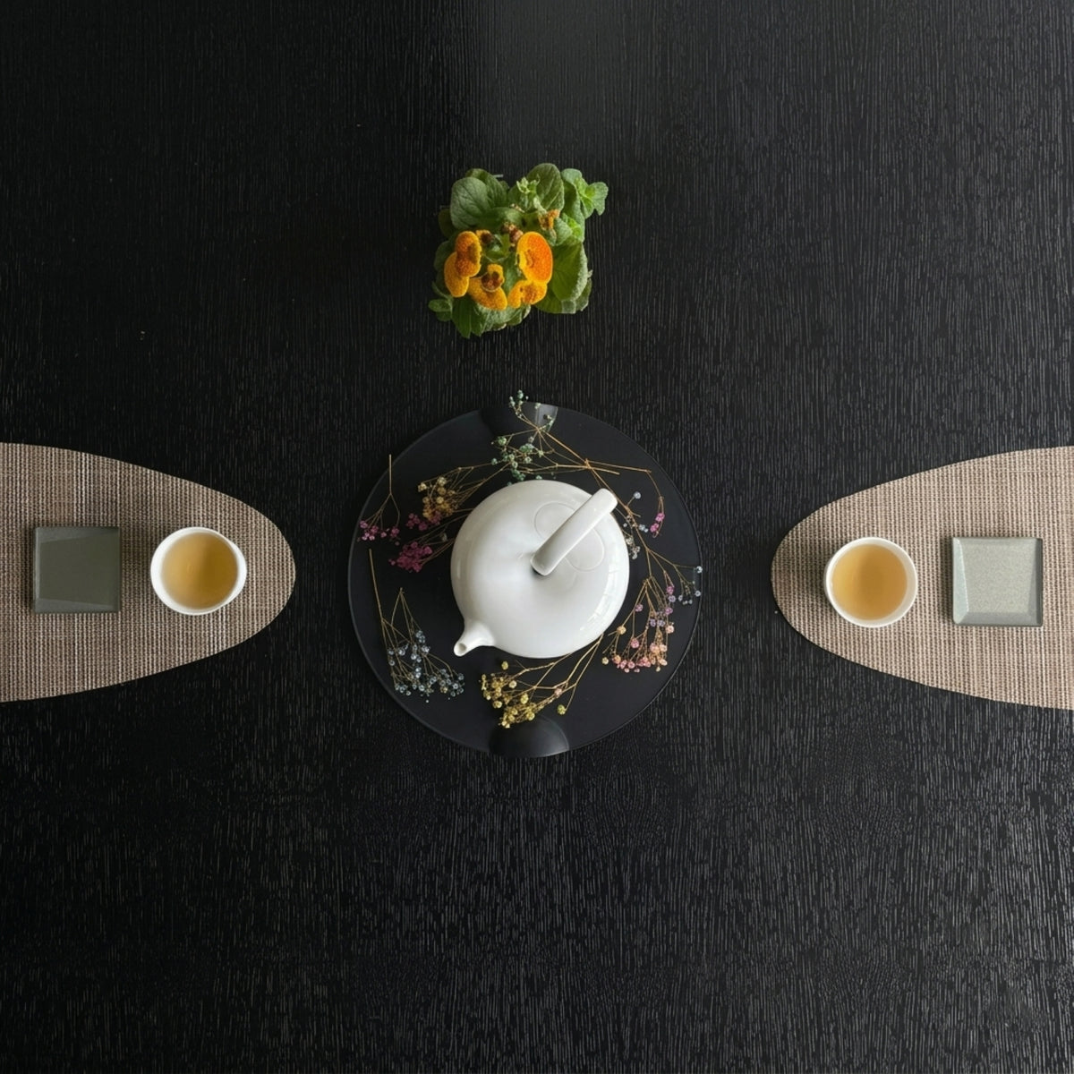 圓好夢白瓷茶具雙人茶席俯視圖，中央茶壺搭配兩側茶杯與花藝對稱陳列