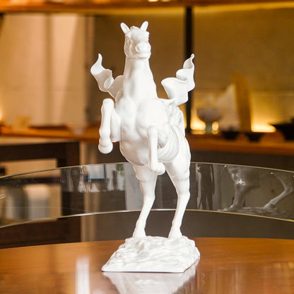 白瓷馬到成功限量作品，適合升遷、創業與轉職祝賀  “A Leap to Victory” limited-edition white porcelain piece for milestone gifting