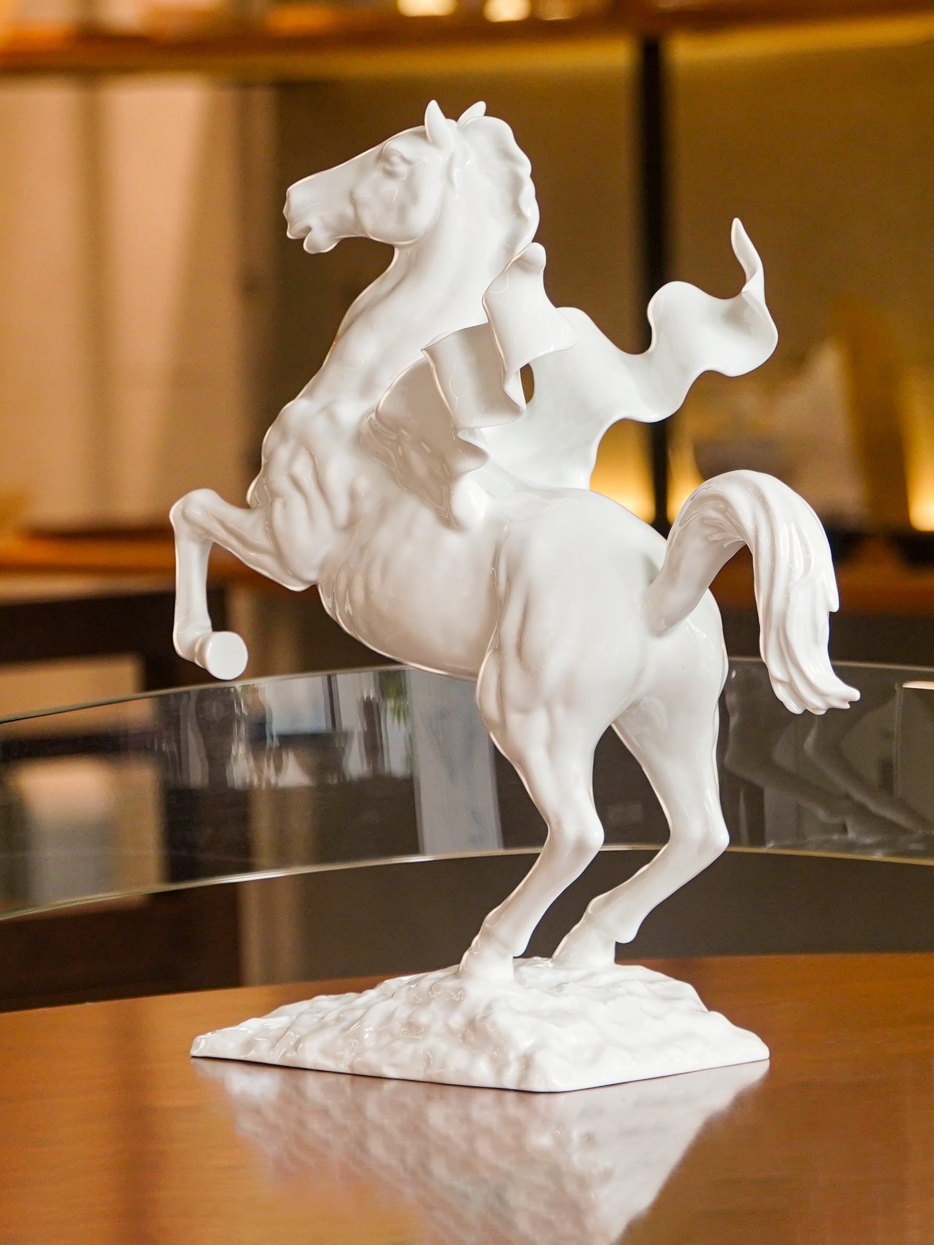 馬到成功飛馬藝術雕塑，結合東方龍馬意象與西方天馬造型   .	Fusion of Eastern dragon-horse and Western Pegasus in dynamic porcelain form