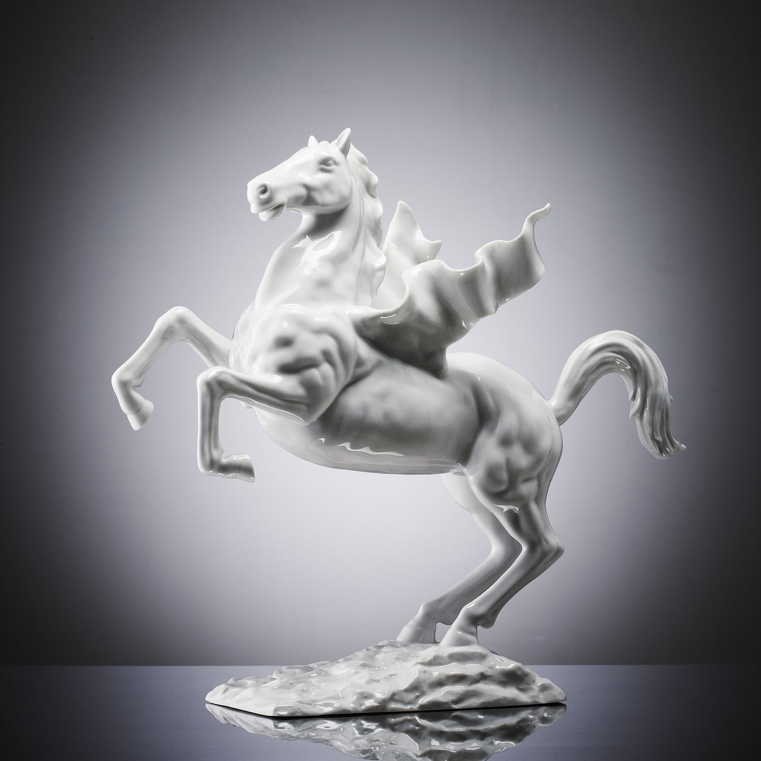 飛躍中定格的馬年擺件，展現不敗龍馬精神  Leaping Year of the Horse collectible showcasing the spirit of triumph