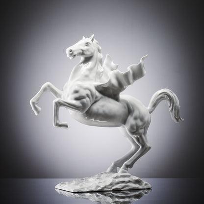 飛躍中定格的馬年擺件，展現不敗龍馬精神  Leaping Year of the Horse collectible showcasing the spirit of triumph