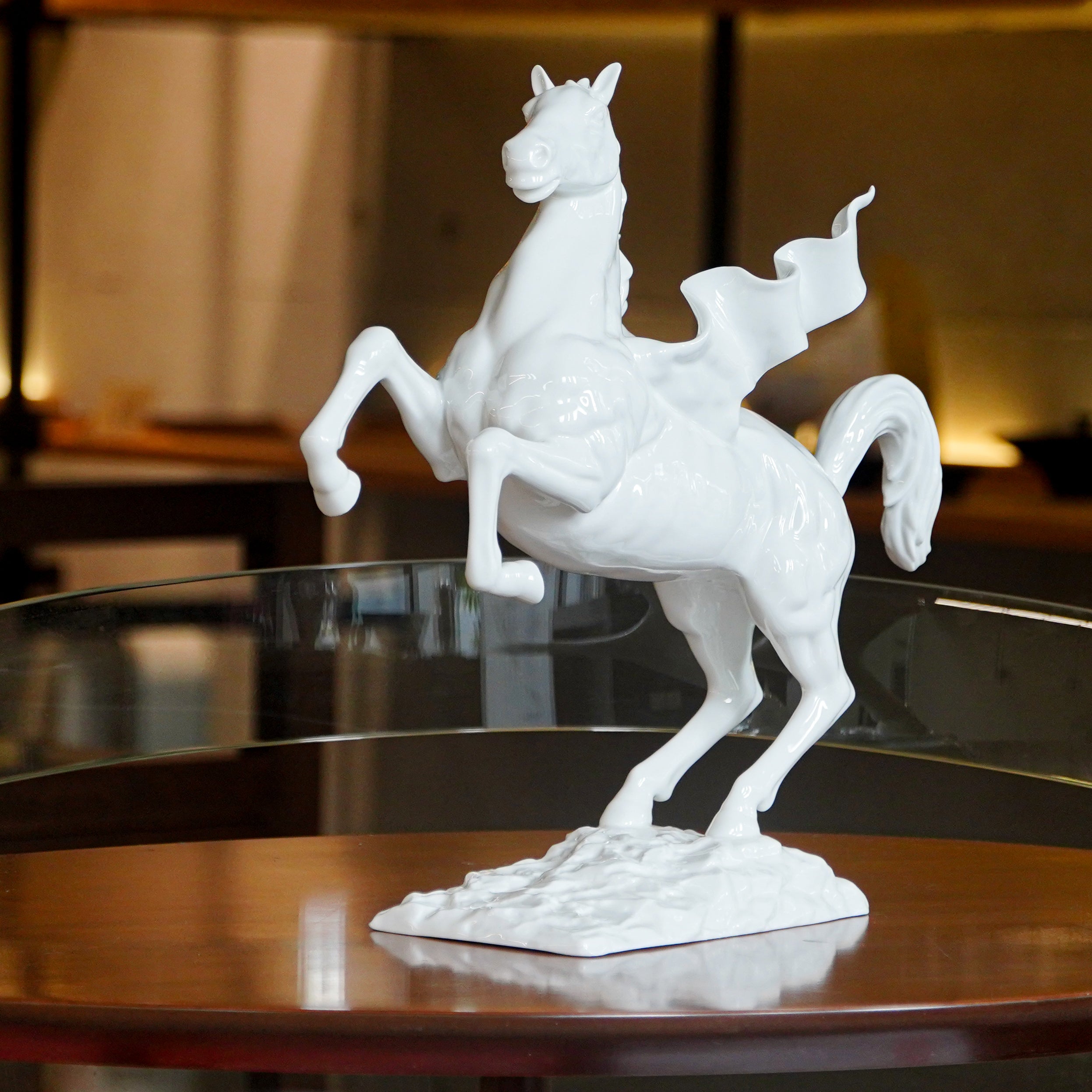 白瓷飛馬藝術擺飾，躍起翱翔，辦公室與書房激勵擺設首選