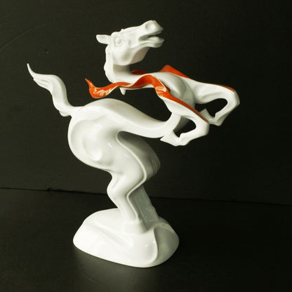 瓷器生肖馬蹄騰空與昂首前躍細節
Elevated horse hooves and raised head detail
