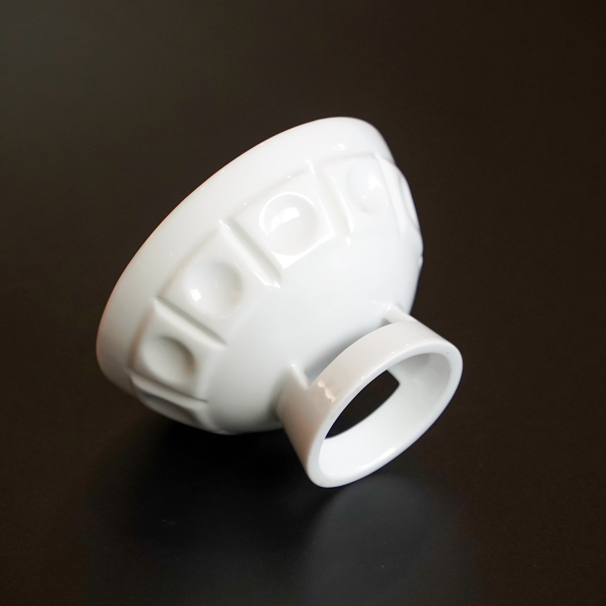 高足茶杯細節，杯身雕紋呈現