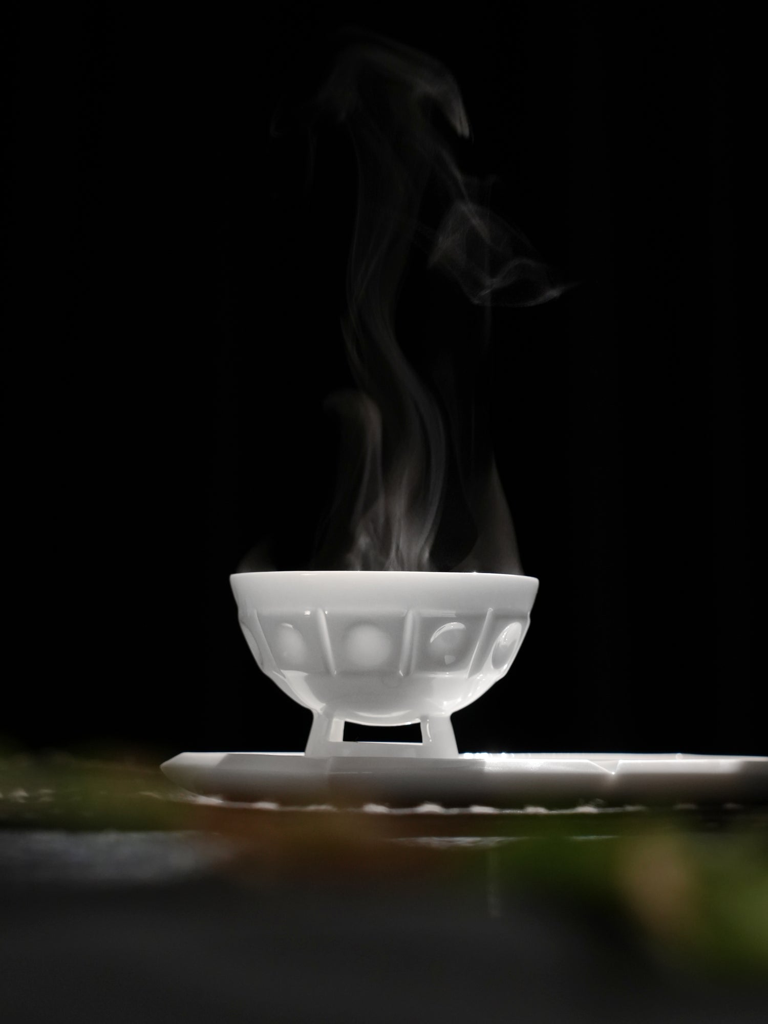 高足茶杯細節，光影交錯
