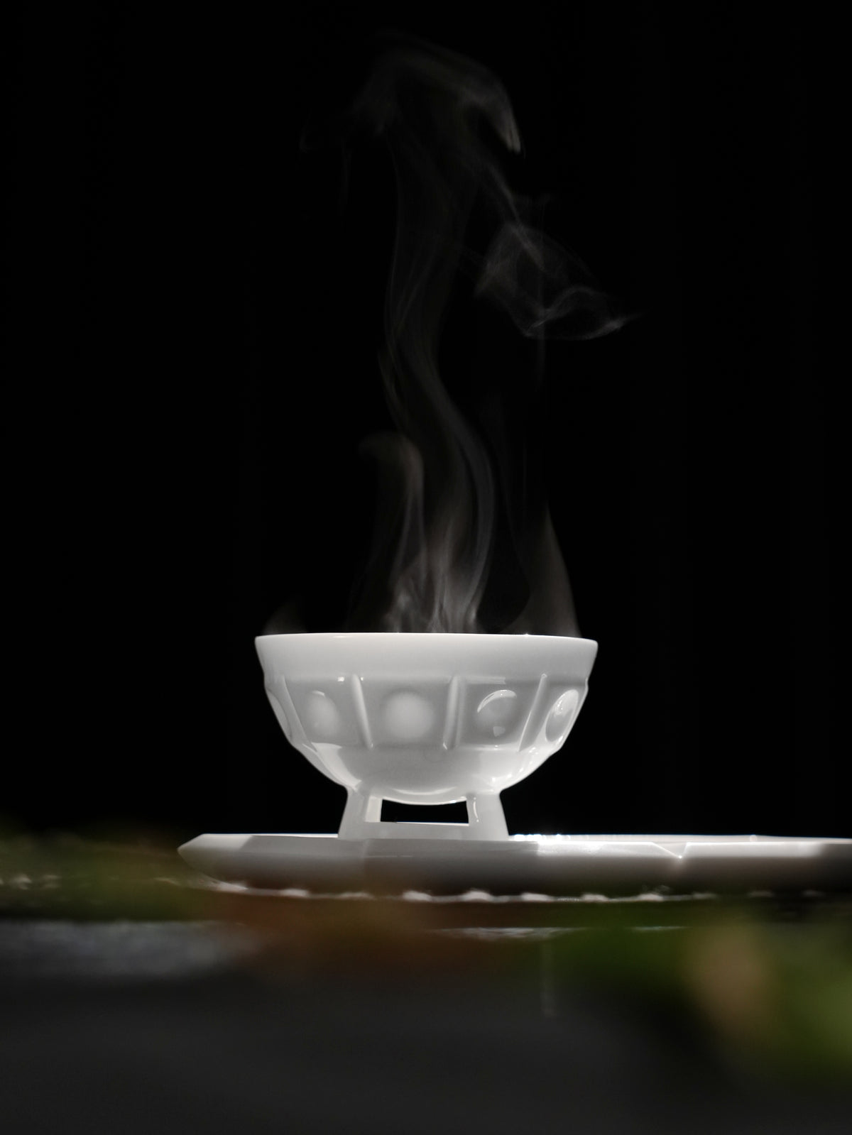 高足茶杯細節，光影交錯