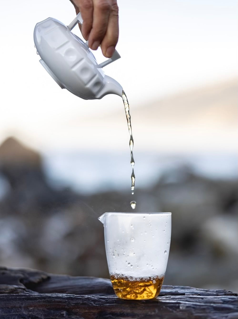 使用璀璨倒茶畫面，展示使用流線與優雅感