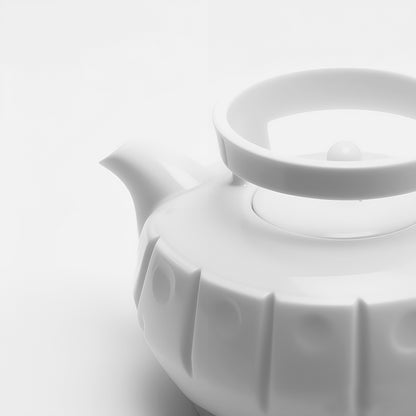 璀璨 壺嘴與壺把細節，幾何切割靈感呈現