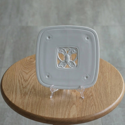 五福臨門白瓷多功能方盤斜角陳列，展示整體比例與方形圓角器形，淺色背景，八方新氣
