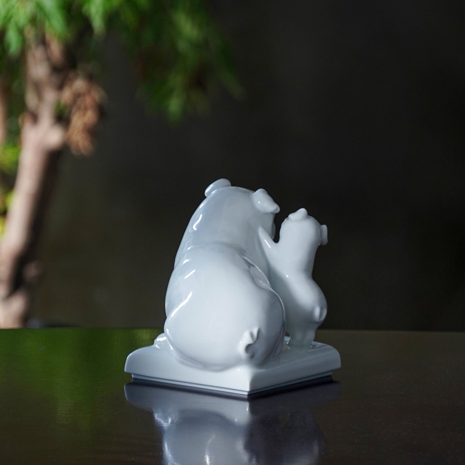 長樂豬瓷偶圓潤飽滿的線條設計，象徵和諧圓融與溫暖支持
Rounded form and smooth lines of the Bliss and Blessed sculpture, expressing harmony and gentle support