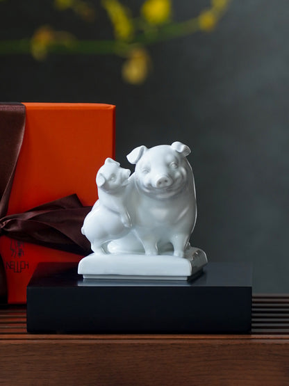 長樂作品雙豬相依依偎，傳遞知足常樂與幸福情誼的瓷偶擺件適合送禮表達情誼