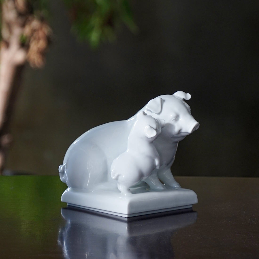 一豬傾訴一豬傾聽，展現開誠布公與互信互諒的感情互動
One pig listening, the other speaking—capturing open-hearted communication and mutual understanding in porcelain
