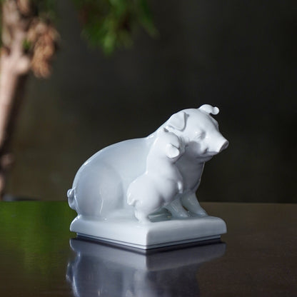 一豬傾訴一豬傾聽，展現開誠布公與互信互諒的感情互動
One pig listening, the other speaking—capturing open-hearted communication and mutual understanding in porcelain