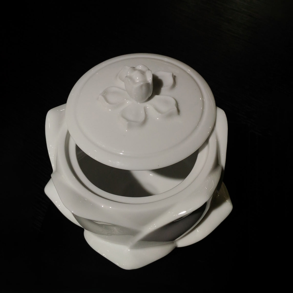 花開白瓷瓷盒深色背景俯視・含苞盒鈕盛開花瓣・八方新氣 NewChi Porcelain