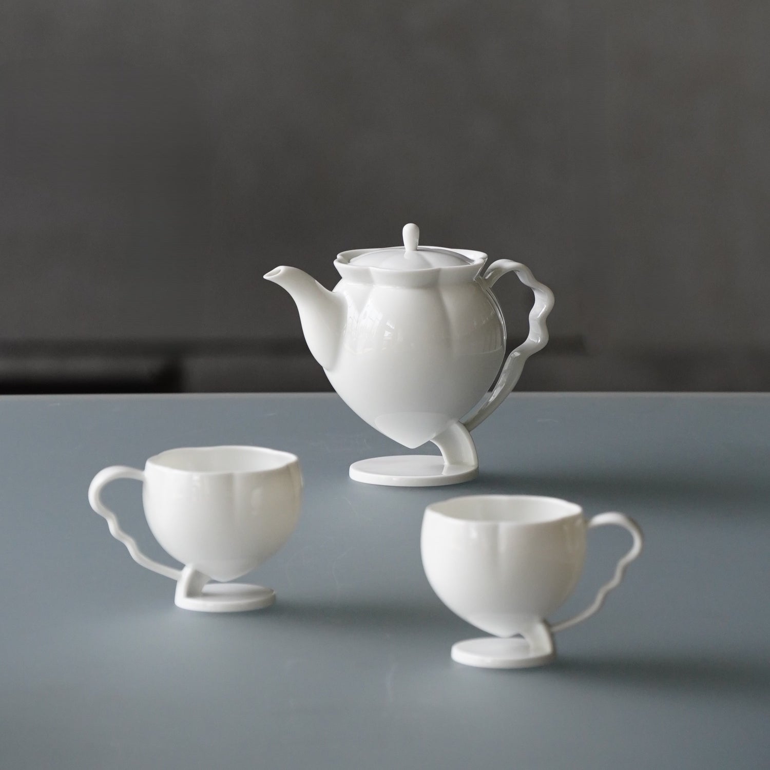 花神白瓷茶壺組是內陳列・花苞高足春日茶器・八方新氣 NewChi Porcelain
