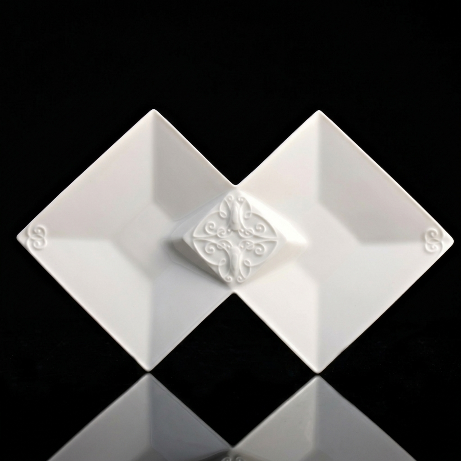結交四方白瓷雙生方盤黑色背景藝術陳列，對角線構圖展示幾何造型，八方新氣