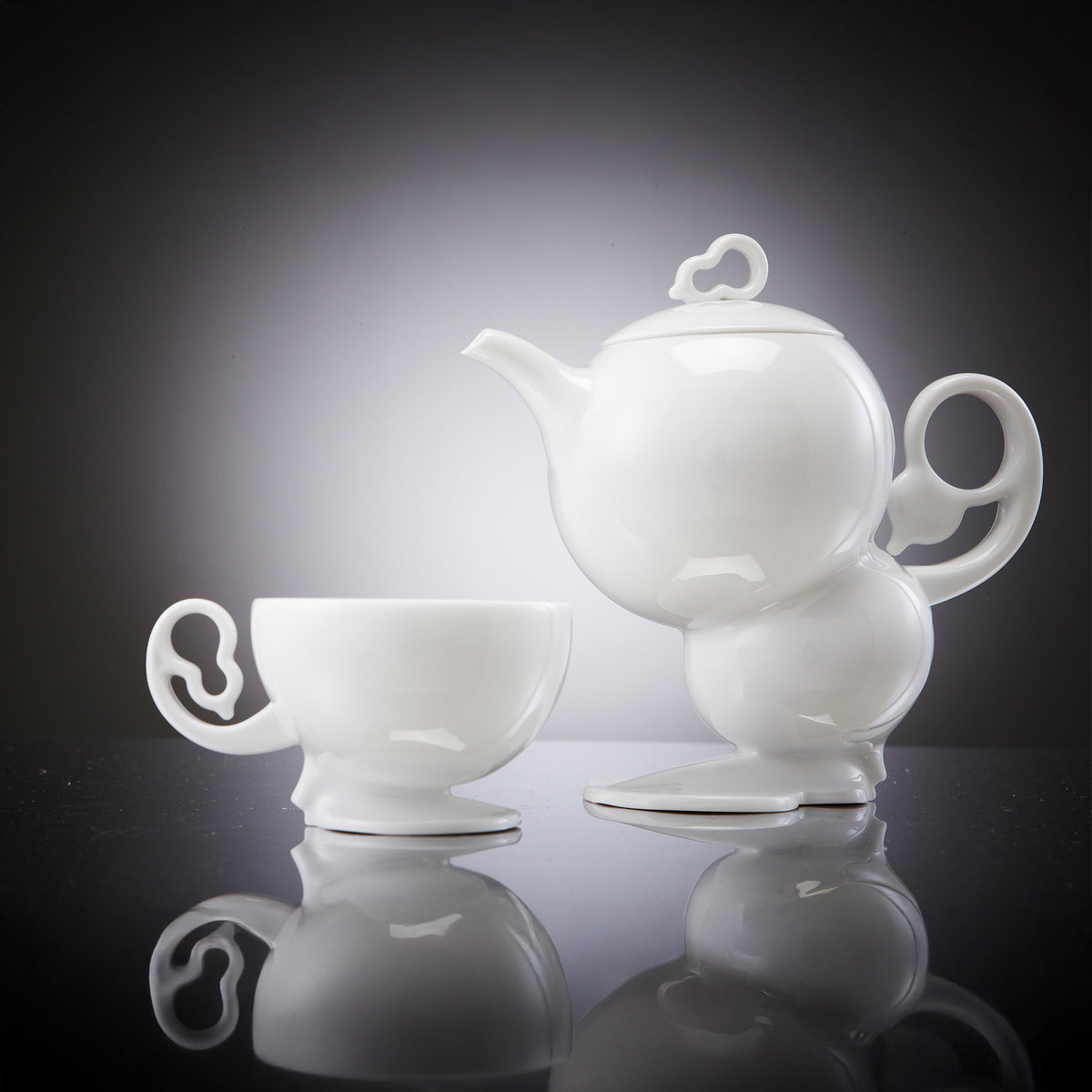 〈秋躍幸福〉茶壺與茶杯，聚光背景