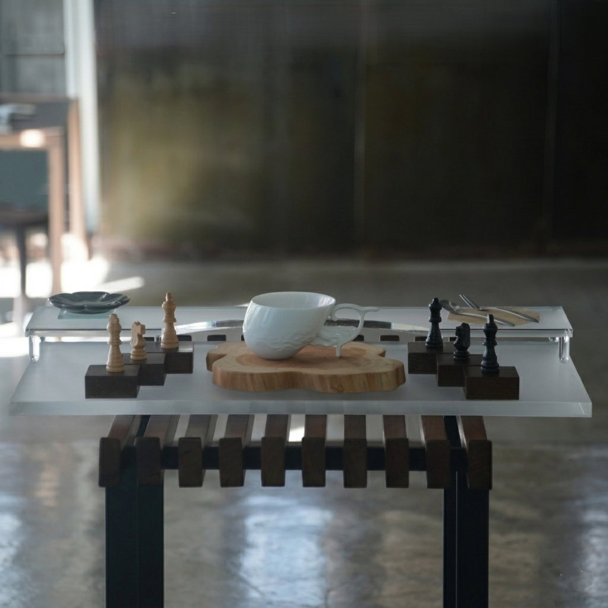 〈風舞〉杯盤擺在玻璃長桌茶席上