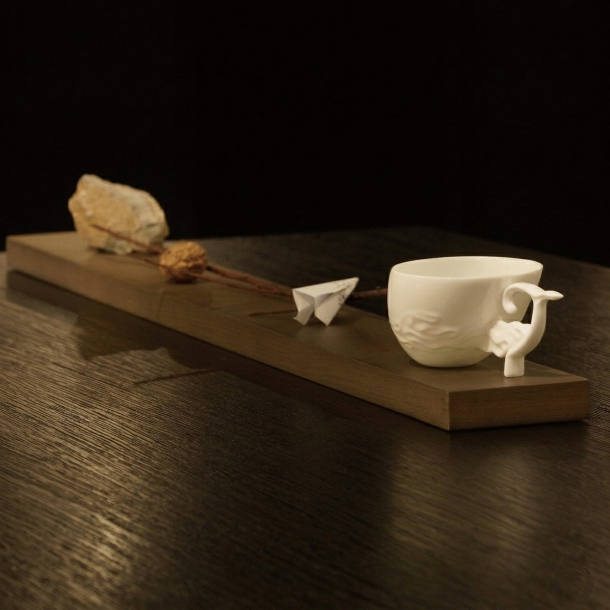 〈風舞〉杯盤與紙飛機擺件，木盤上