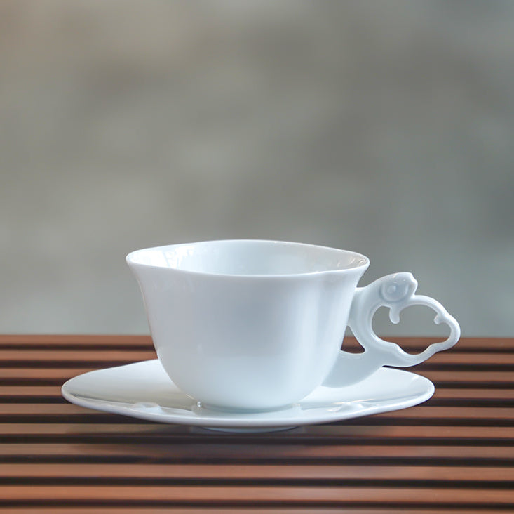〈與海共舞〉杯盤近拍，木條桌面
