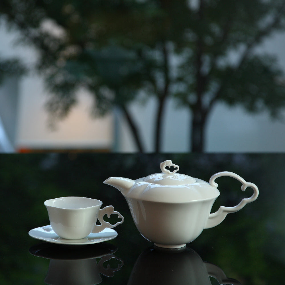 〈與海共舞〉茶壺與杯盤，玻璃桌面