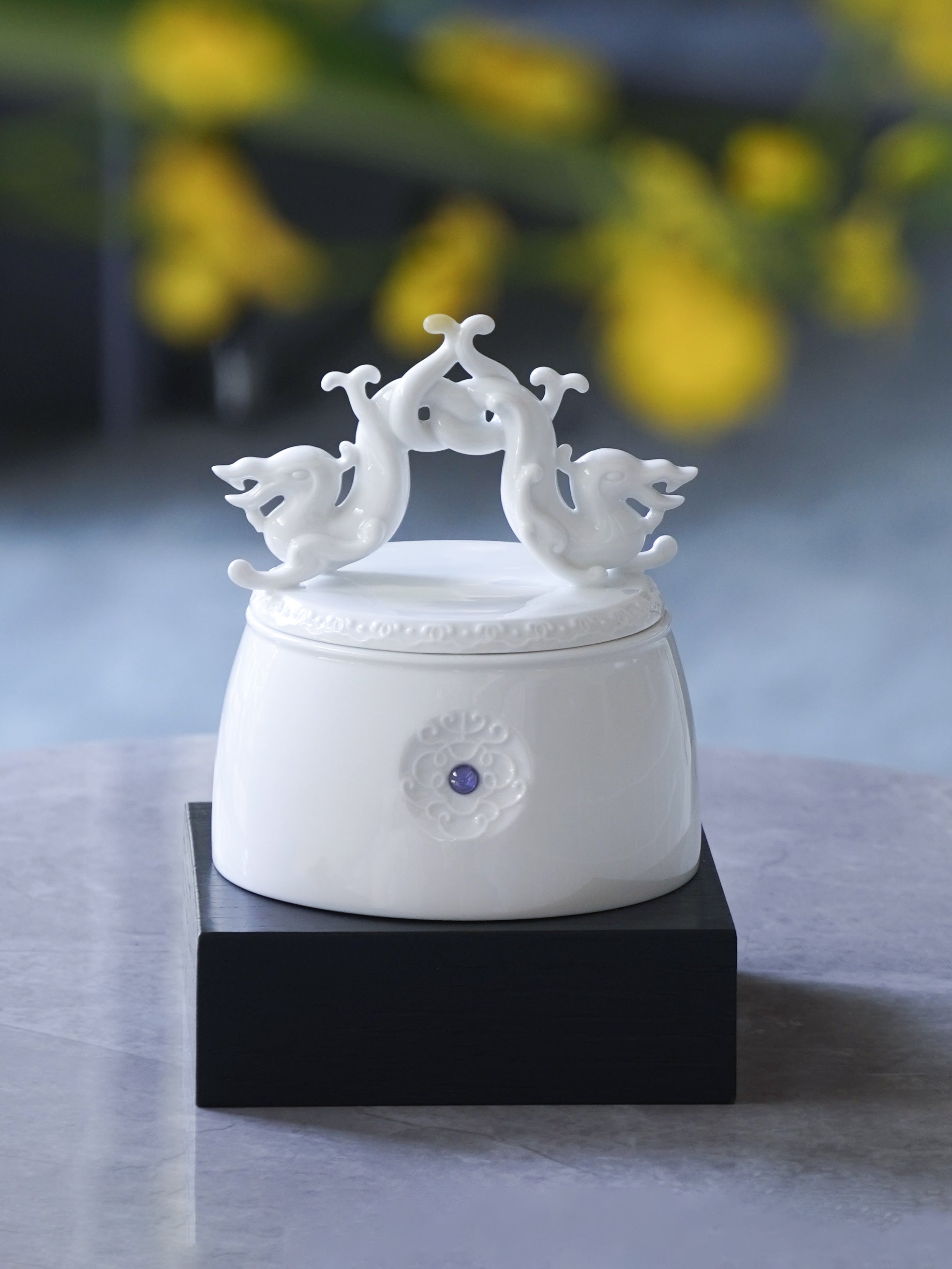擺放於客廳展示櫃中的雙龍瓷盒，象徵居家招福納喜