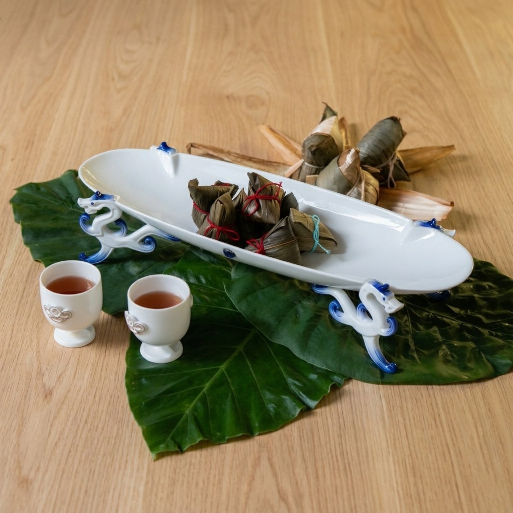 大道行 The Grand Voyage 白瓷盤器搭配茶點與茶席，展現東方待客之道