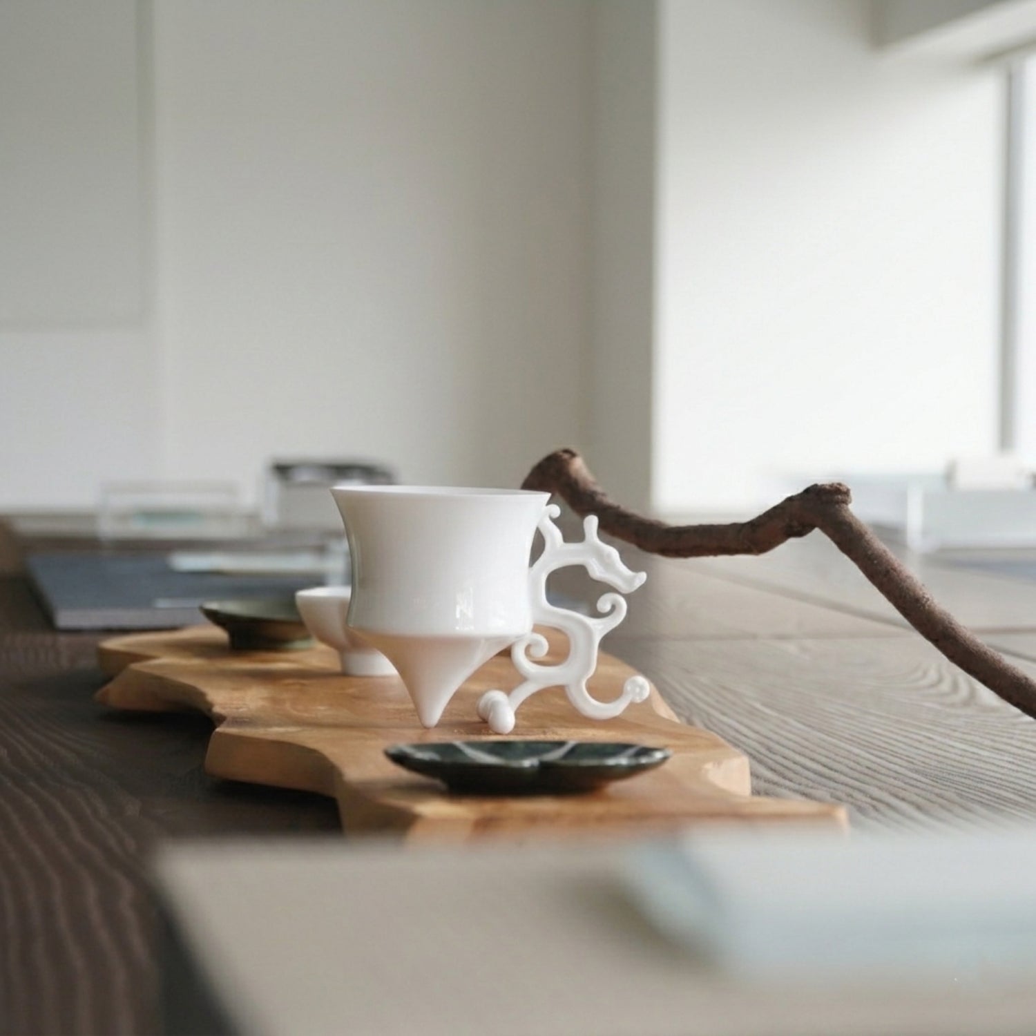 龍尊陶瓷杯，室內自然光背景，展示茶席莊重氛圍，八方新氣