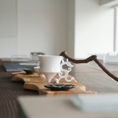 龍尊陶瓷杯，室內自然光背景，展示茶席莊重氛圍，八方新氣