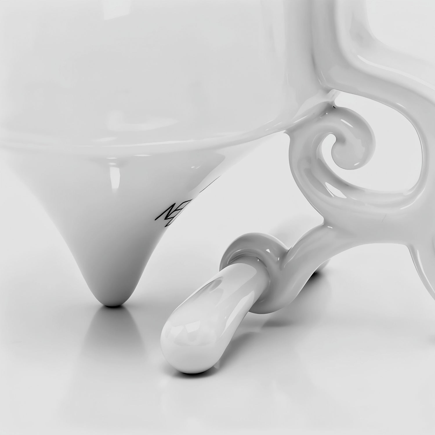 龍尊白瓷杯杯底結構近景，純白背景，展示杯底三點站立結構，八方新氣