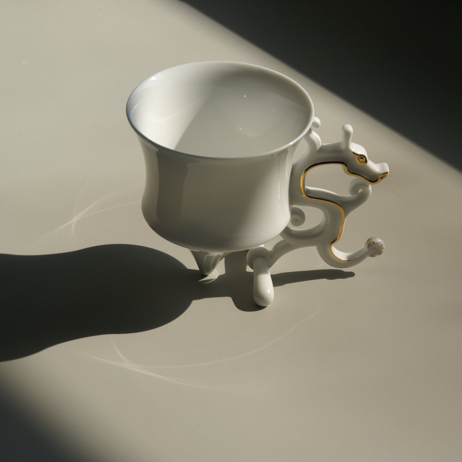 《龍尊》杯，可用於茶或咖啡。俠軍設計的現代白瓷茶杯，金邊勾勒，傳達生活美學