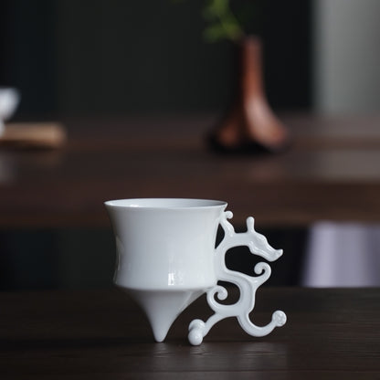 龍尊壺杯組瓷杯自然光場景，展示莊重的品飲儀式氛圍，八方新氣