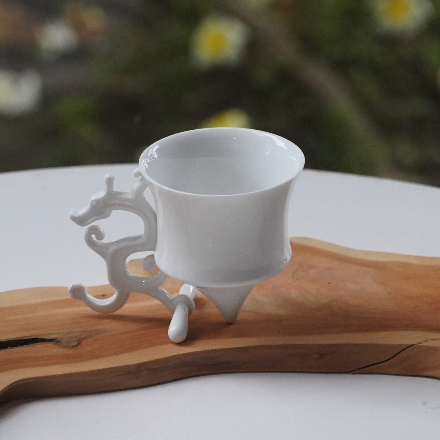 龍尊杯白瓷茶具，戶外庭院場景，木色底座陳設，八方新氣 NewChi Porcelain