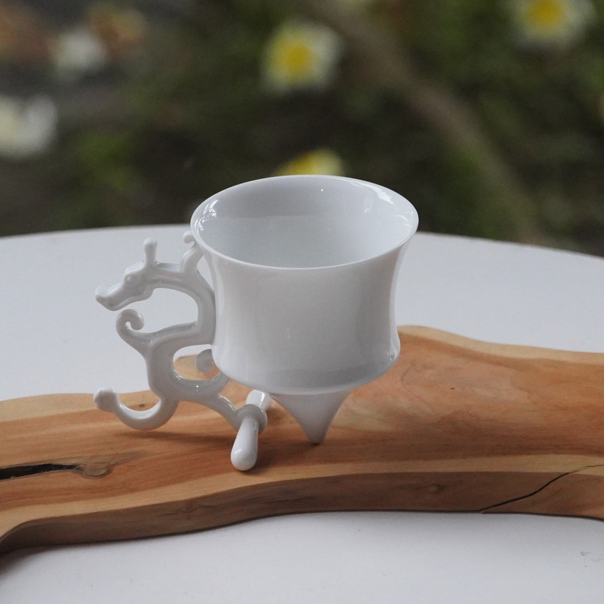 龍尊杯白瓷茶具，戶外庭院場景，木色底座陳設，八方新氣 NewChi Porcelain