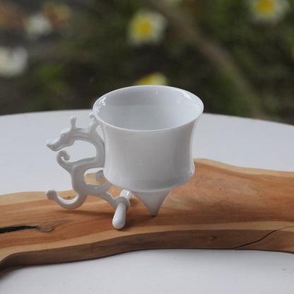 龍尊杯白瓷茶具，戶外庭院場景，木色底座陳設，八方新氣 NewChi Porcelain