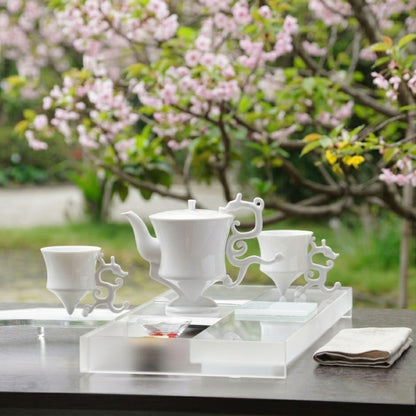 龍尊壺杯組白瓷茶具，戶外櫻花背景，春日品飲場景，展示整組氣韻，八方新氣