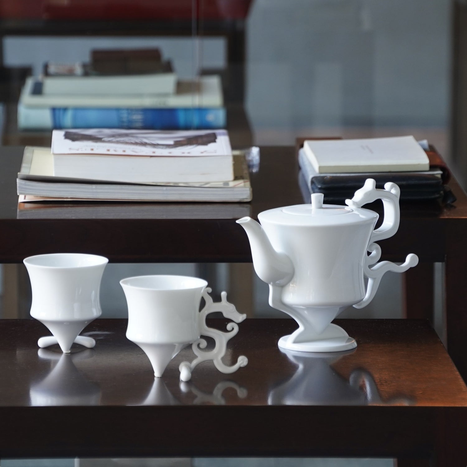 龍尊壺杯組白瓷茶具，深色木桌室內書房場景，展示壺杯並列整體造型，八方新氣