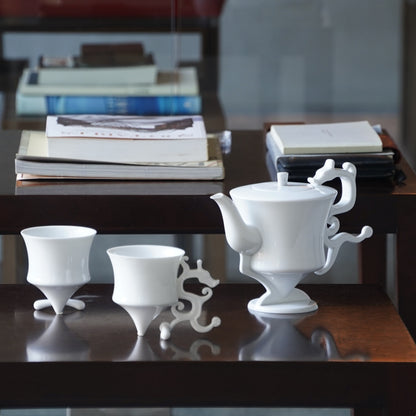 龍尊壺杯組白瓷茶具，深色木桌室內書房場景，展示壺杯並列整體造型，八方新氣