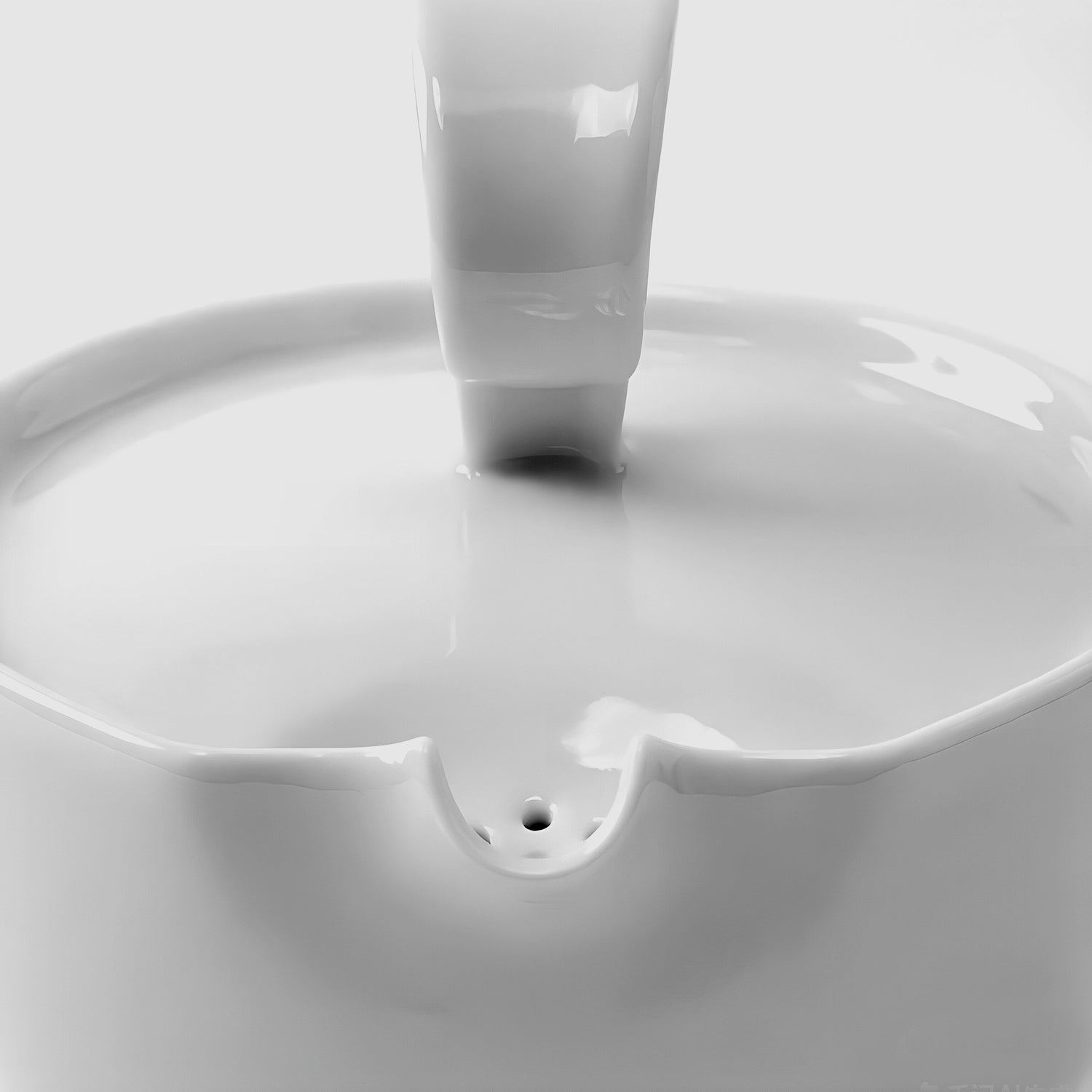 行雲白瓷茶壺出水口特寫｜壺嘴隱藏於線條蜘中