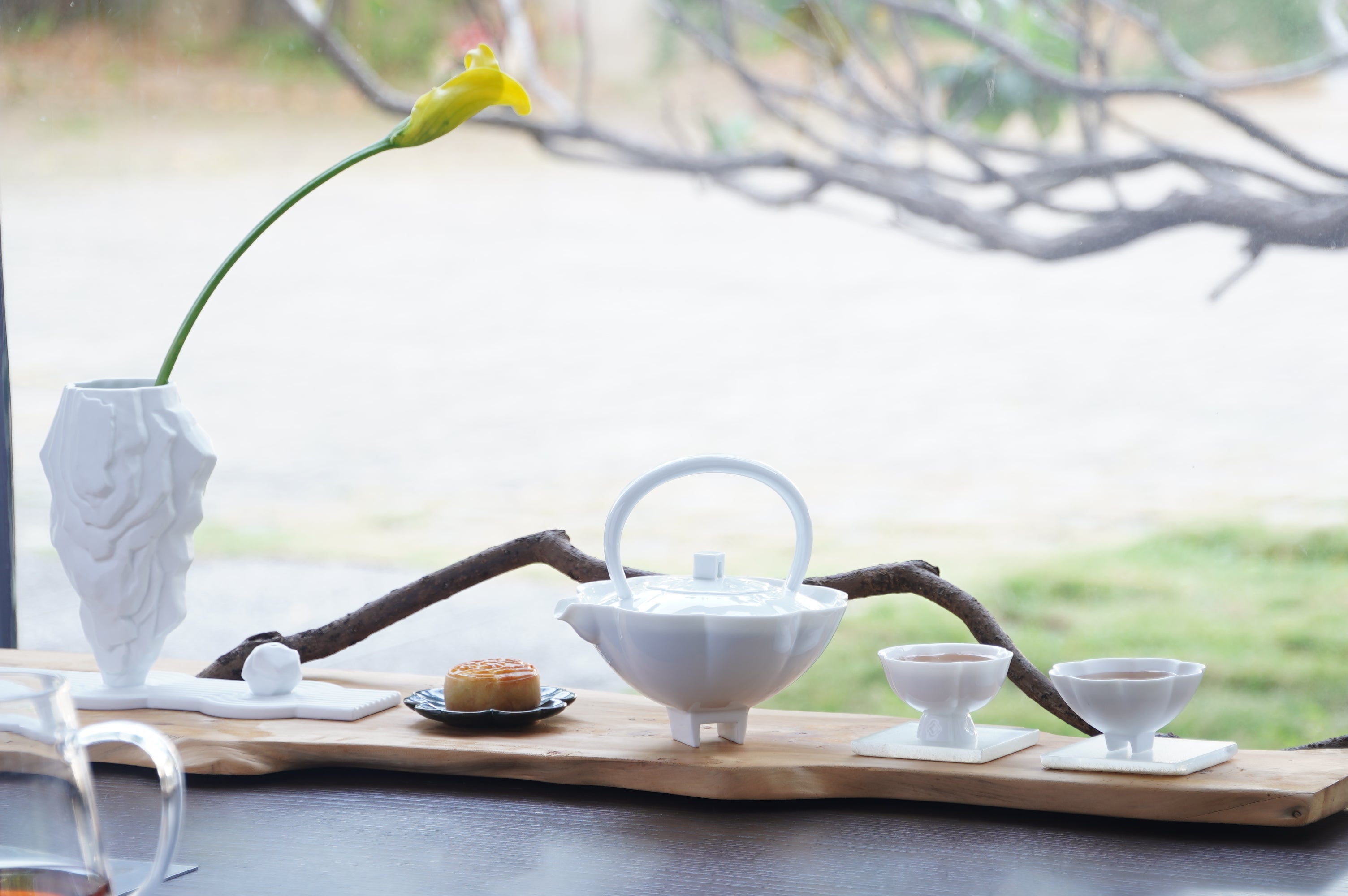 簡潔茶席搭配長春壺的氛圍照

