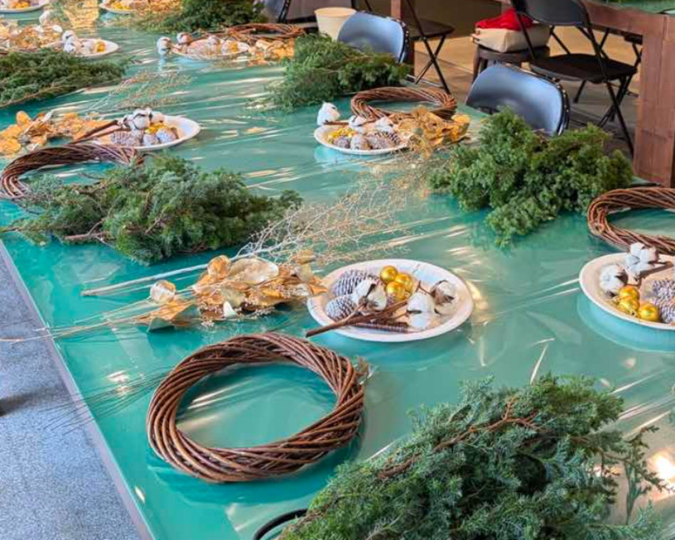 八方新氣關渡藝廊花藝課現場，長桌上備有藤圈底座與各式天然花材，準備迎接學員入座