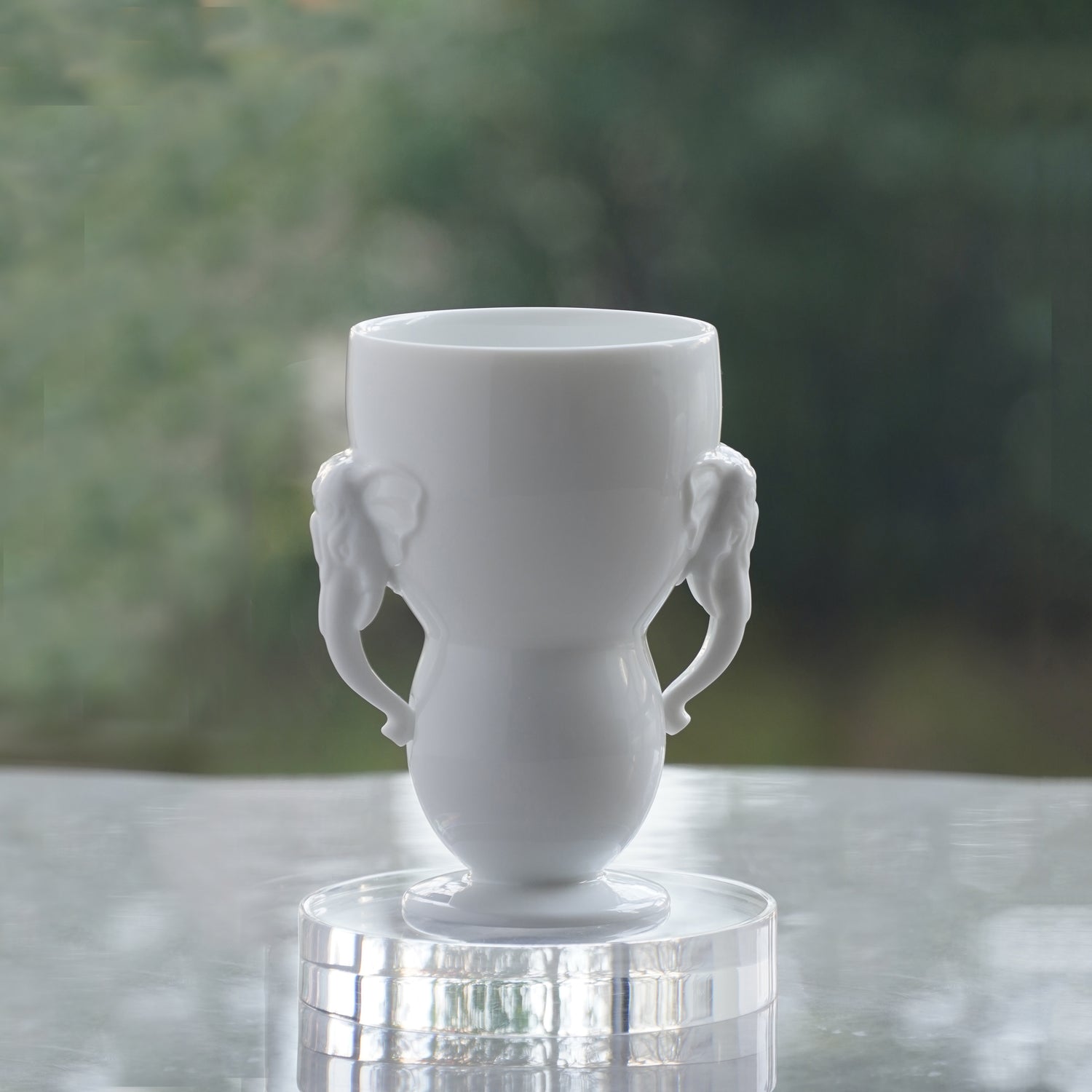 白瓷啤酒杯 萬象一新 白瓷大象把手杯單杯陳設，展示杯型輪廓與大象把手側面，八方新氣