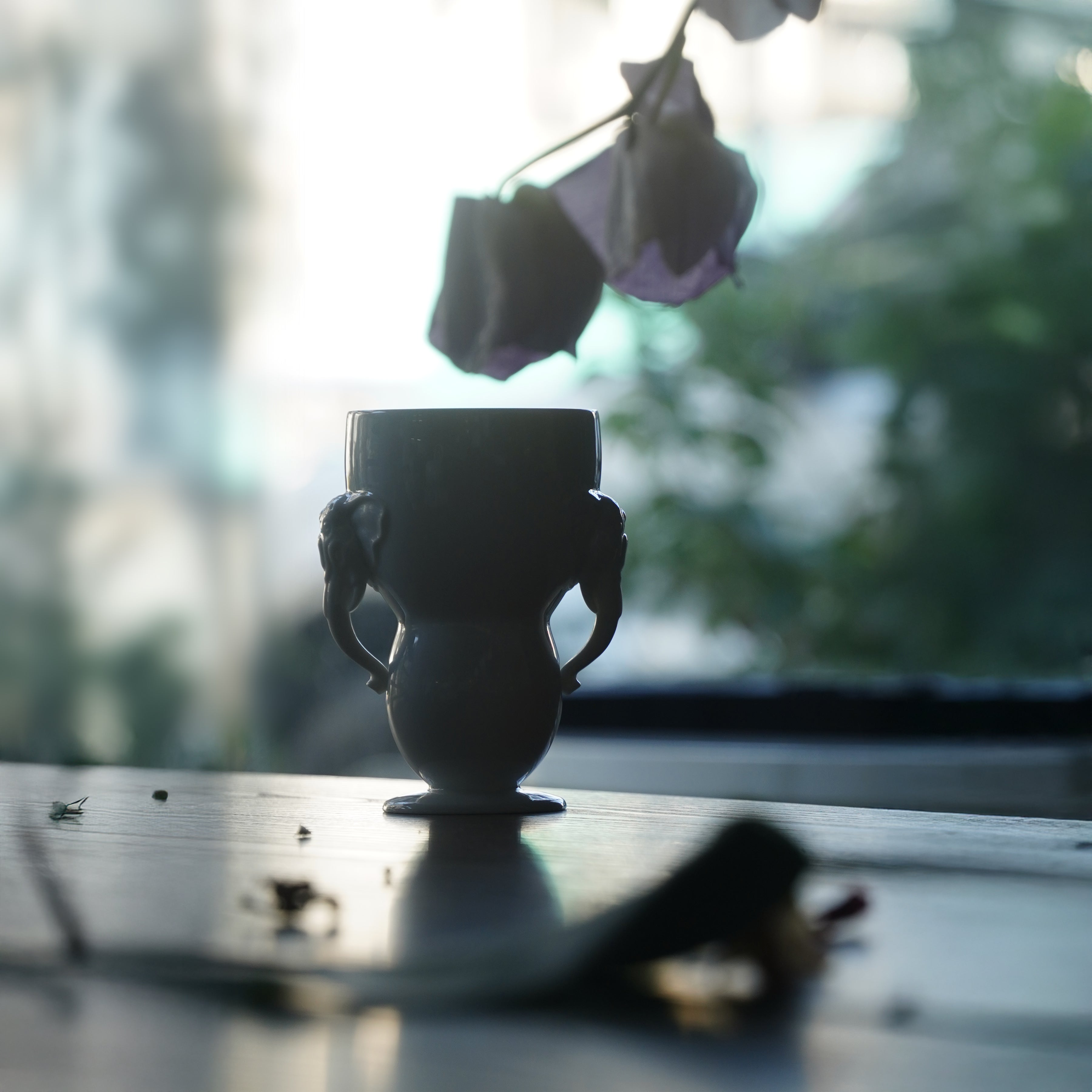 萬象一新白瓷大象把手杯單杯陳設，展示杯型輪廓與大象把手側面，八方新氣