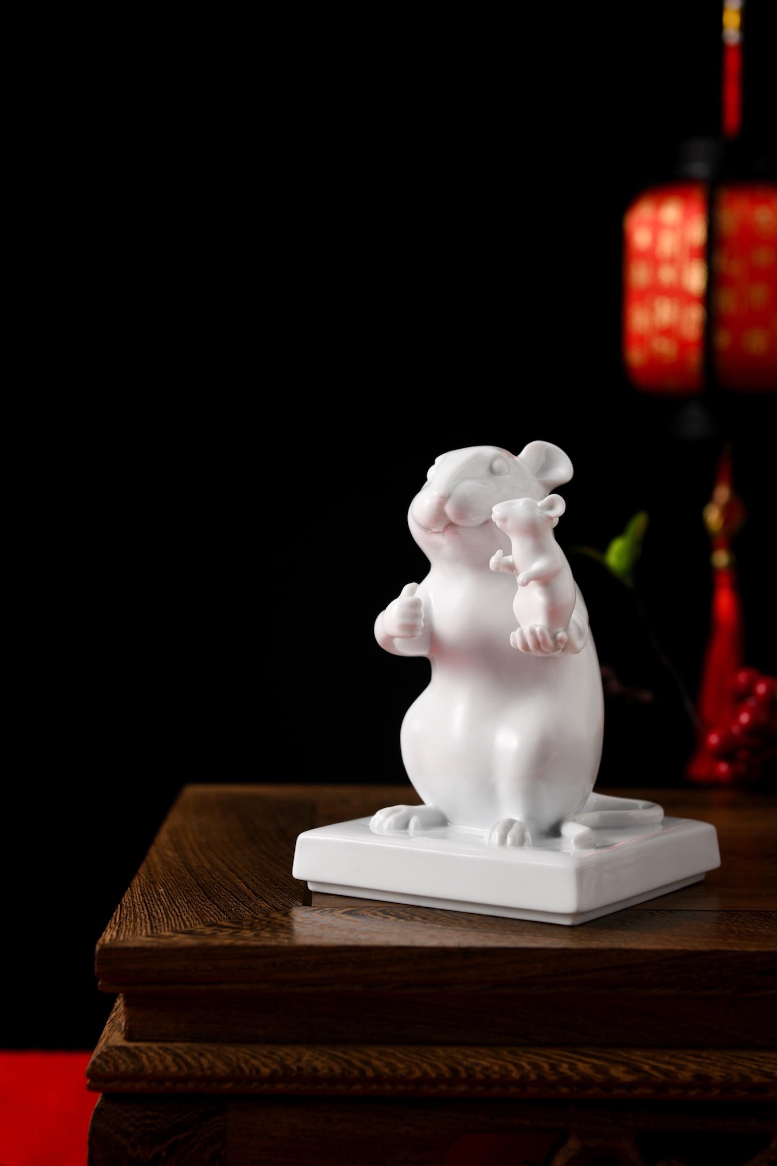 適合作為升遷、友誼或伴侶贈禮的瓷器擺件，象徵鼓勵與欣賞
An ideal gift for friends or colleagues — celebrating talent, trust, and teamwork