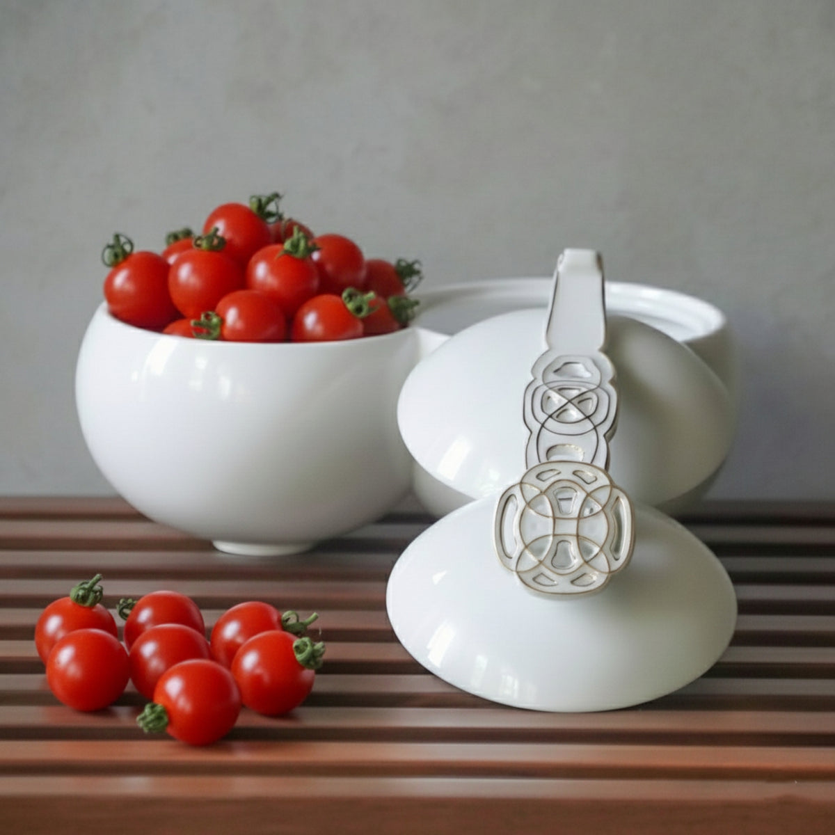 《圓滿》瓷盒搭配如意手把，展現白瓷的細膩工藝