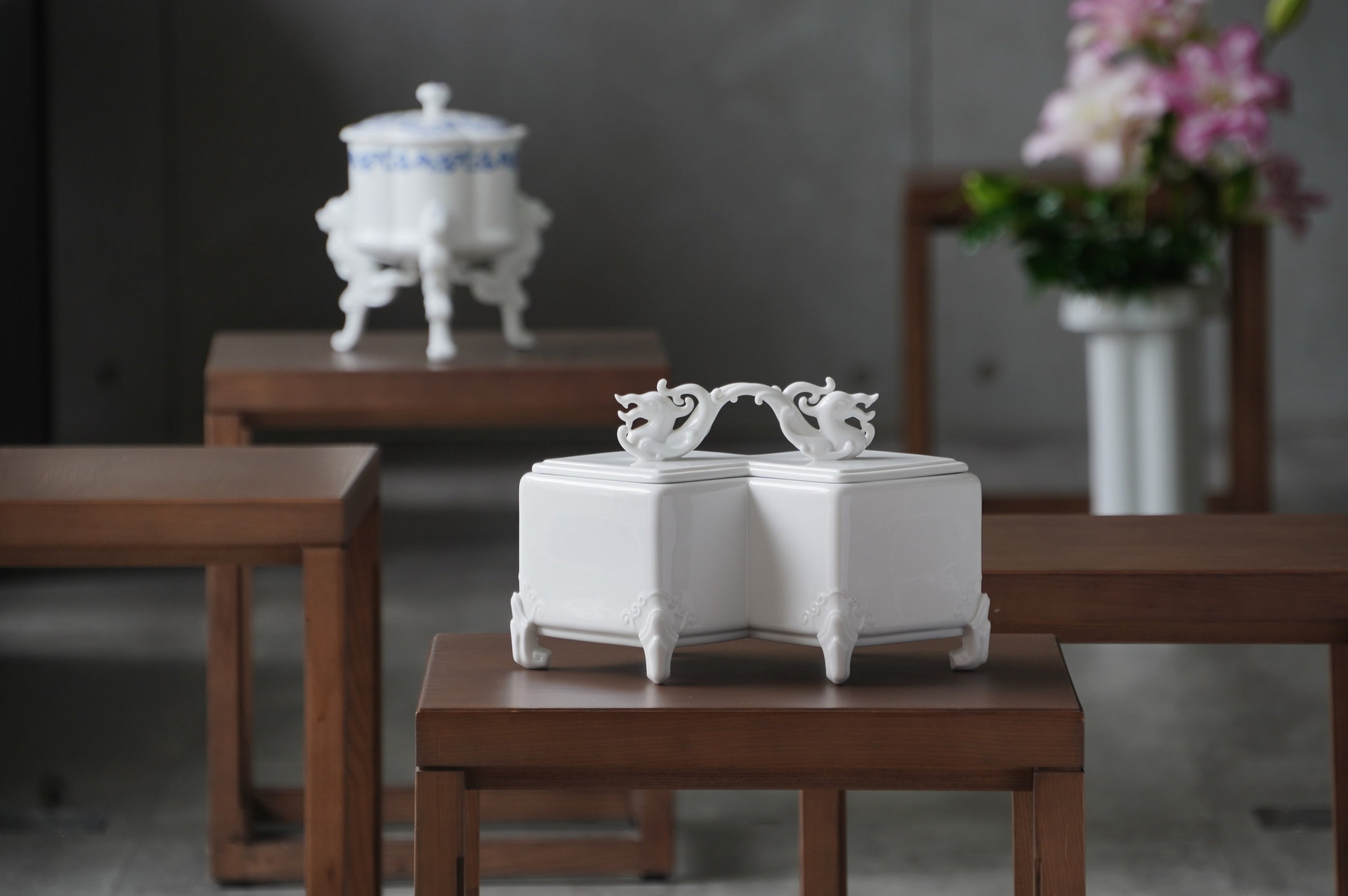 龍耀八方白瓷傳家瓷盒書房陳設場景，花器點綴，展示居家典藏擺設，八方新氣