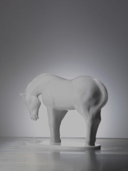 瓷器馬擺件，以水滴印象表現點滴善意，湧泉以報