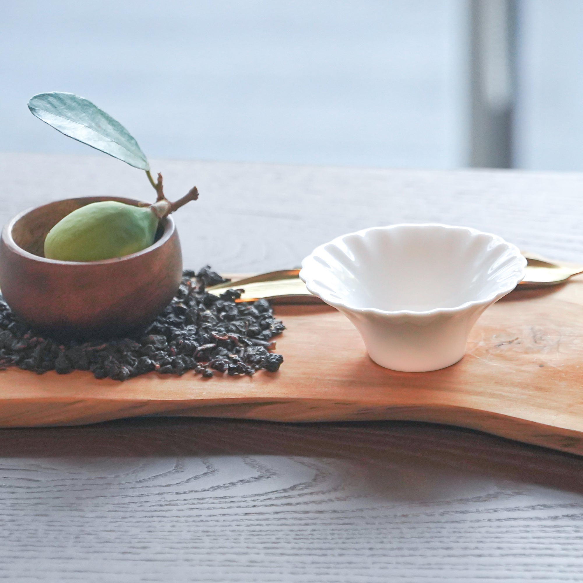 山水情深與珍珠茶杯花瓣造型如盛放花朵，承接茶香亦承接情意，適合節慶送禮與藝術收藏