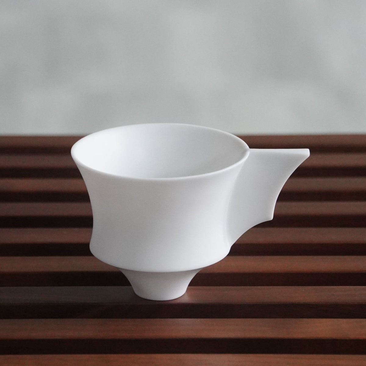 帝國記憶霧面白瓷杯 以古代尊的造型出發，為現代生活添一份儀式感